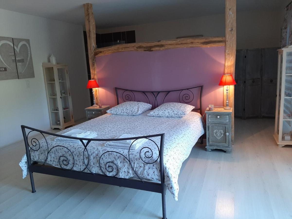 Au Coeur De Mauchat, Pour Une Escapade Romantique Bed & Breakfast Saint-Martin-de-Fressengeas Exterior photo